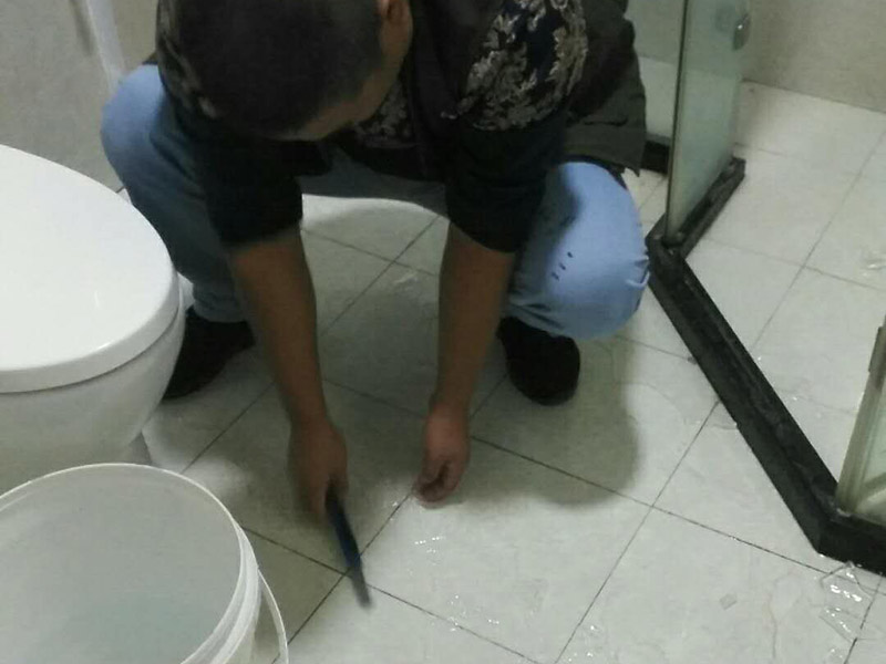 衛生間刷透明膠：首先對需要進行防水工藝處理的衛生間地面進行全面徹底的清洗，除去污漬，灰塵等各種雜物灰塵，使其全部露出干凈的層面。防水膠是可以直接涂刷使用的，因為它具有良好的柔韌性和抗拉的強度，特別適合于管道口、裂縫、下水口等易形變部位。施工時候一般采取二道涂刷，每道施工間隔時間為上一道完全干燥后，才能施工下一道。對于轉角處、排氣孔、穿墻管、落水口等特殊的部位，根據需要可加用玻璃絲布等材料作增強處理。 噴涂施工工藝是另一種工藝，施工前先將表面清理干凈，有一些裂縫、孔洞應用抗滲堵漏劑修補到平整。然后納米硅防水膠按比例加入清水攪拌均勻，用噴霧器直接在干燥的基面上施工，每公斤稀釋后每遍可施工約30到40平平方米，來回至少兩遍，第一遍施工后干至不粘手后再進行第二遍施工 ，對于2.5標準砂漿的毛面，施工兩遍大約可達到滲透0.5mm深，有效壽命可達二十年。 施工后24小時內不得受雨淋水浸，5攝氏度以下請停止施工。常溫下干燥后即有良好的防水效果。噴涂施工特別適合于治理外墻滲漏，干燥成膜后呈無色透明狀，基本不影響建筑物外觀。