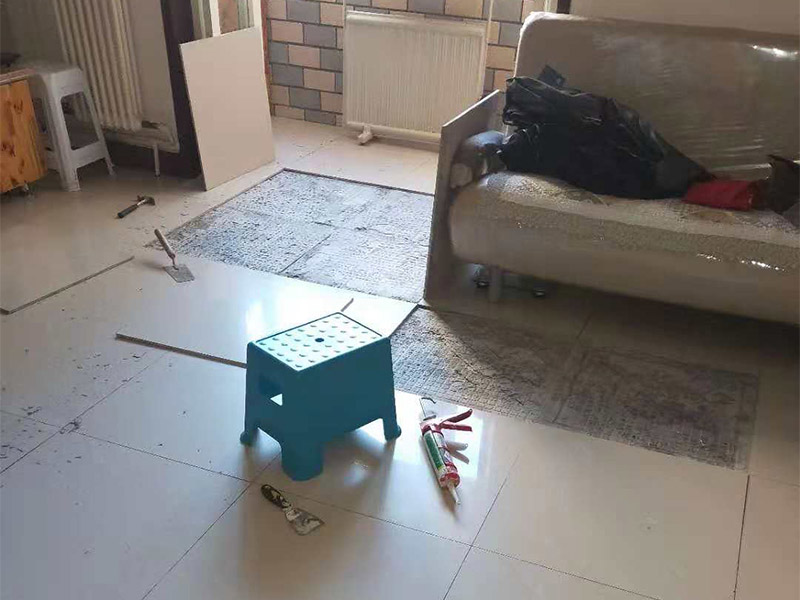 客廳地磚維修：如果砂漿未松動的話，只是瓷磚開裂的話，大家可以先把瓷磚背面和周圍粘附的砂漿刮凈，再用107膠摻入少許水泥攪成糊狀，在瓷磚背面均勻分布地涂上薄薄的一層，稍后壓緊瓷磚就會粘牢了;如果地磚砂漿已脫落的話，那就要在原基面上輕輕鑿些毛坑后，再拌有107膠的沙漿新的鑲貼，在基礎面上刷一層后將開裂的瓷磚壓進去，以后沙漿硬化。 裂紋修繕：如果家里地磚經常出現裂紋的話，那又應當如何修繕呢?建議大家可以選用瓷磚膏來修繕地磚的裂紋，這是由于它需要產生和地磚表面一致的光潔的視覺效果，并且有多種顏色可選，柔軟耐磨，因此大家也可以用它來修復顯著的裂紋，起掩蓋遮擋作用。 硬物磕壞用色粉調補人們在平常生活中難免會磕碰到地磚,造成地磚經常出現損壞或者劃痕。假如您不想將原有的地磚替換掉的話，那可以用云石膠加固化劑，用色粉調成接近的顏色，填到瓷面空缺上，硬化以后拋光打磨，不過這種作法可能會造成有所不同程度的色差問題。 地磚裂縫：建議鑿磚另貼如果您家地磚早已損壞相當嚴重的話，非常簡單的修復早已難以讓它恢復原狀了，那這時大家就必須將整塊就磚換掉。值得注意的是大家鑿磚時要小心，建議請專業工人，然后再粘一塊同樣的磚，這樣效果最好。