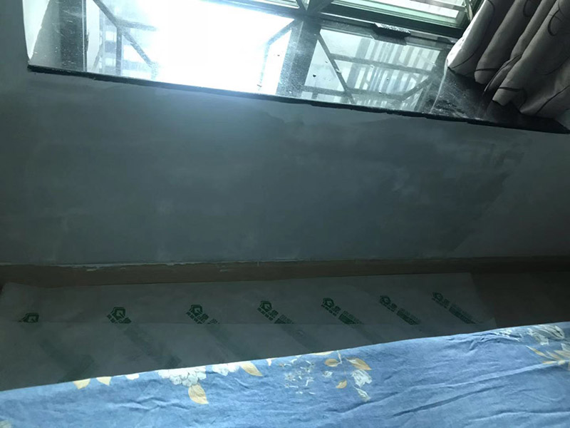 墻面局部補(bǔ)膩?zhàn)樱?、墻面基本干燥，基層含水率不得大于10%。   2、抹灰作業(yè)已全部完成，過墻管道、洞口、陰陽角處理完畢，為確保墻面干燥，各種穿墻孔應(yīng)提前抹灰找平。  3、門、窗、玻璃要提前安裝完畢。 4、地面施工及管道安裝完畢。   5、將墻體空鼓、裂縫修補(bǔ)到位后，再進(jìn)行膩?zhàn)邮┕?。裂縫處理方法，用抗裂砂漿將寬100mm的無紡布粘貼在裂縫上，每邊搭接50mm，外面抹抗裂砂漿。  刮膩?zhàn)訒r(shí)不要污染地面，門窗、玻璃等以完成的分部分項(xiàng)工程。刮膩?zhàn)油瓿珊笠咨票Ｗo(hù)，不得磕碰污染墻面。 