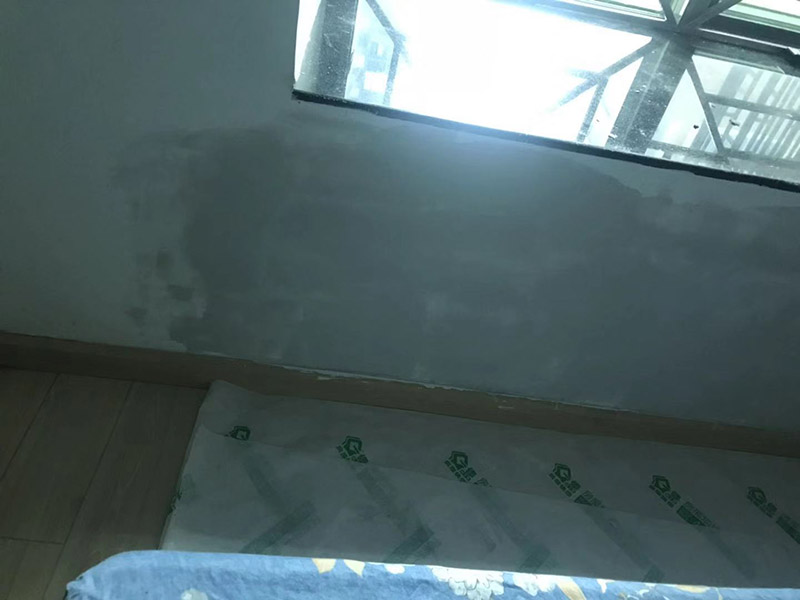 墻面局部補(bǔ)膩?zhàn)樱?、墻面基本干燥，基層含水率不得大于10%。   2、抹灰作業(yè)已全部完成，過墻管道、洞口、陰陽角處理完畢，為確保墻面干燥，各種穿墻孔應(yīng)提前抹灰找平。  3、門、窗、玻璃要提前安裝完畢。 4、地面施工及管道安裝完畢。   5、將墻體空鼓、裂縫修補(bǔ)到位后，再進(jìn)行膩?zhàn)邮┕?。裂縫處理方法，用抗裂砂漿將寬100mm的無紡布粘貼在裂縫上，每邊搭接50mm，外面抹抗裂砂漿。  刮膩?zhàn)訒r(shí)不要污染地面，門窗、玻璃等以完成的分部分項(xiàng)工程。刮膩?zhàn)油瓿珊笠咨票Ｗo(hù)，不得磕碰污染墻面。 