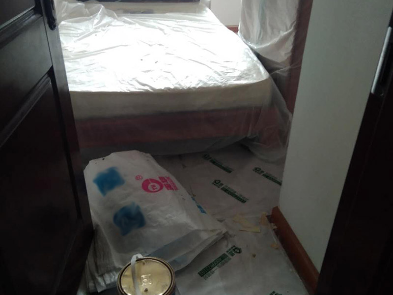 家具拆除，墻面補石膏：1、壓力灌漿法：空氣壓縮機將粘合劑灌人磚墻裂縫內，將開裂的墻重新粘合在一起。  2、外力修補法：將原有的縫隙打開，用彈性膩子修補，或者是使用的確良布整粘。  3、到市場上購買一些油漆專用的亞麻布，將亞麻布用白膠貼至墻體，然后待干透后涂上水泥漆，這樣的話，可以保證墻體不再有裂縫，也可以起到堅固墻體的作用。  4、將墻體表面的保溫板去掉，或者是把墻體表面的水泥去掉，在外面安裝一層石膏板最后在上面做乳膠漆。但此種方法工程耗量大，也有一定的難度。  5、大面積的裂縫，將開裂的墻面基底做出一個“U”形狀，對基底進行修補，最后掛上鋼絲網就可以了。