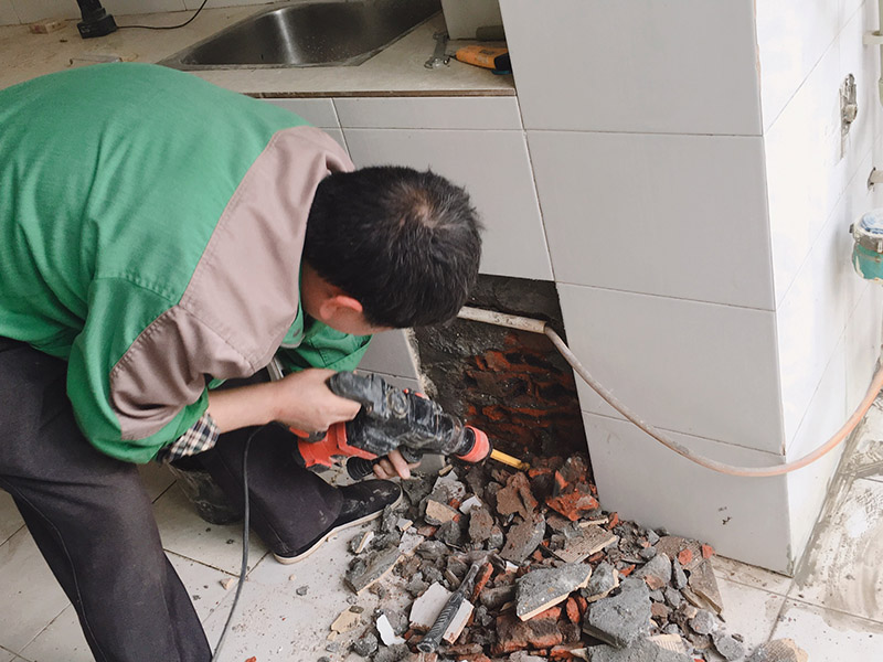 墻體局部打孔拆除：沖擊鉆或是電錘 沖擊鉆依靠旋轉(zhuǎn)和沖擊來工作。單一的沖擊是非常輕微的，但每分鐘 40000多次的沖擊頻率可產(chǎn)生連續(xù)的力。可用于天然的石頭或混凝土。 附有氣動錘擊機(jī)構(gòu)的一種帶安全離合器的電動式旋轉(zhuǎn)錘鉆。電錘是利用活塞運(yùn)動，壓縮氣體沖擊鉆頭，不需要手使多大的力氣，可以在混凝土、磚、石頭等硬性材料上開6--100mm的孔。