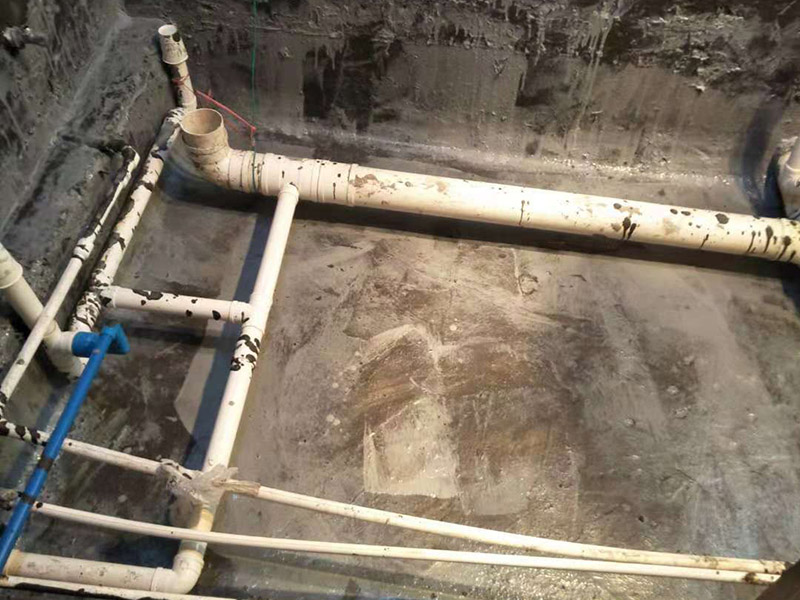 衛(wèi)生間防水：基層處理，基層墻面有空隙、裂縫、不平等缺陷的，用水泥砂漿修補(bǔ)抹平，然后進(jìn)行防水層施工，將已攪拌好的防水涂料用毛刷均勻刷涂在已涂好底膠的基層表面上，厚度要均勻一致，防水施工完畢后，進(jìn)行蓄水試驗(yàn)，經(jīng)過24小時(shí)以上無(wú)滲漏視為合格。