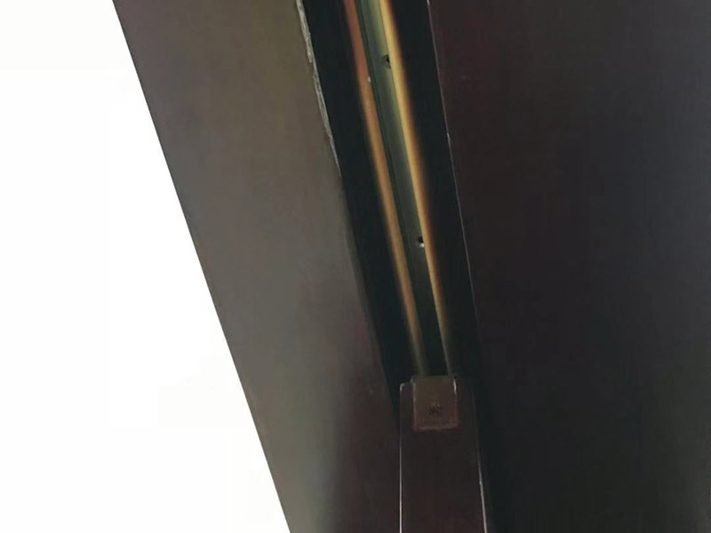 移門導軌維修：確定定位器準確進入后，先別固定螺絲。不行在輕微往上調，門與滑道之間就會有大約12毫米的縫隙，會搞定的，來回推拉門試一下，往上調節2毫米再試一下。如果不行，再把上滑輪的鐵片擦入卡槽內，使定位器進入門下面的槽內，先把固定滑輪的螺絲卸掉，再把滑輪再次抽出，否則門上卡槽會磨滑軌，滑輪與鐵片之間有一個或兩個連接螺絲，別調得太大。