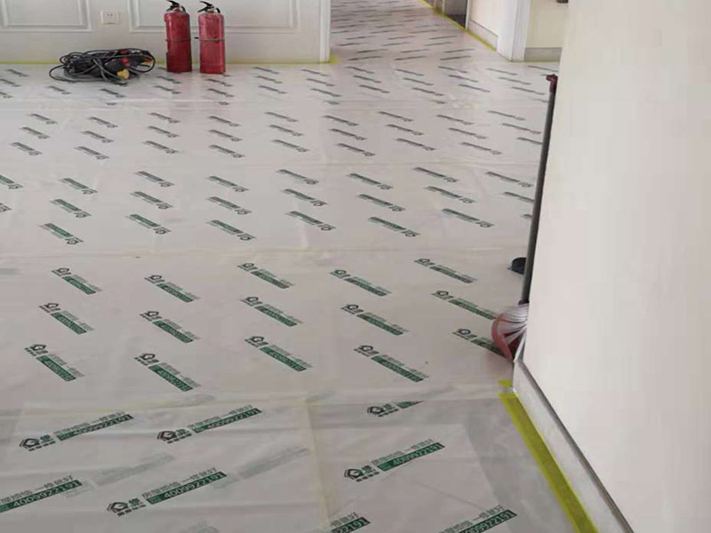 整體裝修翻新：首先要準(zhǔn)備工具裝修前，明確裝修過(guò)程涉及的面積。測(cè)量的內(nèi)容主要包括：明確裝修過(guò)程涉及的面積。特別是貼磚面積、墻面漆面積、壁紙面積、地板面積；明確主要墻面尺寸。特別是以后需要設(shè)計(jì)擺放家具的墻面尺寸。然后主體拆改是最先上的一個(gè)項(xiàng)目，主要包括拆墻、砌墻、鏟墻皮、拆暖氣、換塑鋼窗等等。拆改完的垃圾，要及時(shí)清理出去，保證室內(nèi)的清潔，也是為了方便施工。水電改造前，櫥柜設(shè)計(jì)師應(yīng)上門(mén)進(jìn)行第一次測(cè)量，幫你確定好電源、水路的改造方案。熱水器，也最好派人來(lái)根據(jù)你所確定的型號(hào)，設(shè)計(jì)好電源、接口的位置。