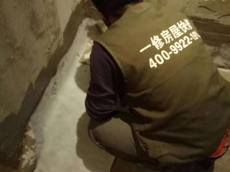 衛(wèi)生間做防水卷材：施工前要確保地面的干爽防水涂料要涂滿，沒有任何遺漏與基層結合要牢固、沒有裂紋、無氣泡、無脫落的現(xiàn)象涂刷的高度是一致的，厚度要達到產(chǎn)品規(guī)定的要求，要注意的是要等待第1遍涂料，干透后才可以進行第2遍涂料的粉刷，具體的時間要看產(chǎn)品特性來確定的。