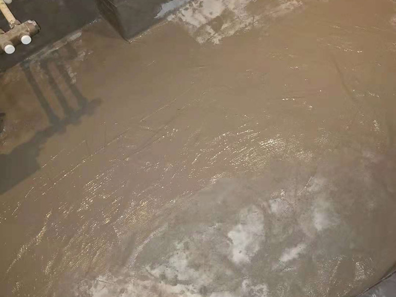 衛(wèi)生間做防水卷材：施工前要確保地面的干爽防水涂料要涂滿，沒有任何遺漏與基層結合要牢固、沒有裂紋、無氣泡、無脫落的現(xiàn)象涂刷的高度是一致的，厚度要達到產(chǎn)品規(guī)定的要求，要注意的是要等待第1遍涂料，干透后才可以進行第2遍涂料的粉刷，具體的時間要看產(chǎn)品特性來確定的。