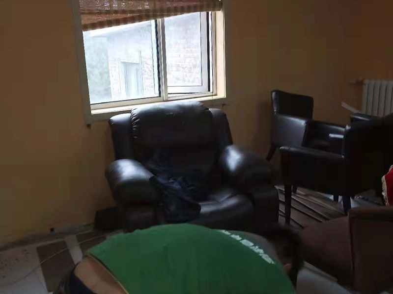 地板拆除維修：地板在日常生活中的磨損最大，二手房的地板一般要做全面拆除，對于外觀質量優異，材質名貴的實木地板也可以保留下來。而復合木地板造價低廉，可以全部拆除。 復合木地板拆除工藝比較簡單，清除房間的家具后，使用平口螺絲刀將踢腳線撬開，再沿著踢腳線邊緣將墻角的地板撬開并拆除，這塊地板可能會破損，但是其他地板就可以完整拆除了，帶有鎖扣結構的復合木地板要順應地板的長邊抽出，這樣會比較輕松。要開窗通風，待地面完全工燥后再鋪設新地板。 實木地板的拆除工藝比較復雜，拆除踢腳線后仍從墻角邊緣開始，使用起釘錘將木地板撬起抽出，由于實木地板安裝在木龍骨上，撬起時會有一定的彈性，施工難度較大，但是不能使用切割機，因為切割機容易破壞地面和固定木龍骨的膨脹螺栓而產生火花。