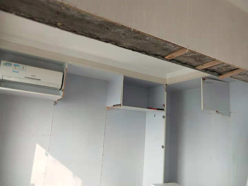 整體家具拆除維修：衣柜：首先，將部分比較簡單直觀的部件進行組裝，比如層板、柜門等。然后進行柜類的安裝，應遵循從上到下，由里及外的順序，將整體的框架安裝固定好，再進行局部的組裝。最后在進部件組裝的過程中，記得用螺絲將銜接處進行固定。 床: 1、一般，床類家具是安裝內架、床杠、床屏以及床尾的順序依次組裝的。 2、了解了床的安裝順序，就可以進行組裝了。首先將升降腳釘進行安裝，接著是床母。 3、其次，在床的排骨架上也需要安裝升降腳。
