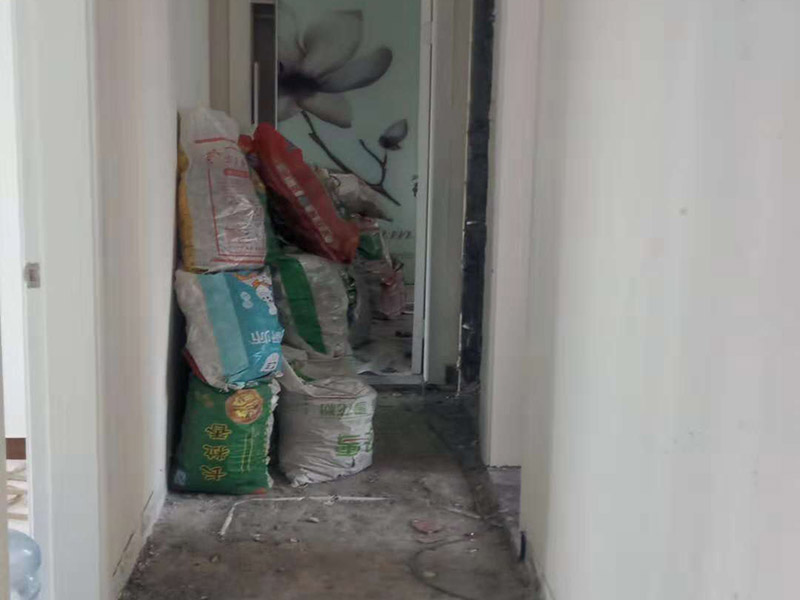 整體裝修拆除：主體拆改就是先改變空間格局框架，然后在搭建好的框架上做水電、吊頂等項目。主要內容包括拆墻、砌墻、鏟墻皮、拆暖氣、換塑鋼窗等等。如果是二手房進行主體拆改，那么還要做水電改造，空調移機之類的步驟，方便后期墻面涂刷。 1、設計圖紙。在進行拆改之前先要設計好圖紙，根據業主的需求，將空間重新劃分。若是沒有圖紙的指導就直接拆改，萬一拆改錯了，那么就是費工又廢料。 2、原主體材料的留去。原有的裝修材料能用的就留下來，例如墻面處理時原來的膩子是防水膩子，就不用鏟了。 3、墻體拆改。按照裝修圖紙的指示進行拆墻、砌新墻。 4、地面拆改要拆掉地皮，墻面裝修要拆掉暖氣，門窗也要更換。 5、清理垃圾。拆除工程會產生大量的垃圾，如不及時清理會耽誤拆除進程。