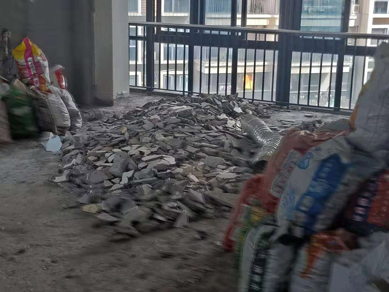 整體裝修拆除：主體拆改就是先改變空間格局框架，然后在搭建好的框架上做水電、吊頂等項目。主要內容包括拆墻、砌墻、鏟墻皮、拆暖氣、換塑鋼窗等等。如果是二手房進行主體拆改，那么還要做水電改造，空調移機之類的步驟，方便后期墻面涂刷。 1、設計圖紙。在進行拆改之前先要設計好圖紙，根據業主的需求，將空間重新劃分。若是沒有圖紙的指導就直接拆改，萬一拆改錯了，那么就是費工又廢料。 2、原主體材料的留去。原有的裝修材料能用的就留下來，例如墻面處理時原來的膩子是防水膩子，就不用鏟了。 3、墻體拆改。按照裝修圖紙的指示進行拆墻、砌新墻。 4、地面拆改要拆掉地皮，墻面裝修要拆掉暖氣，門窗也要更換。 5、清理垃圾。拆除工程會產生大量的垃圾，如不及時清理會耽誤拆除進程。