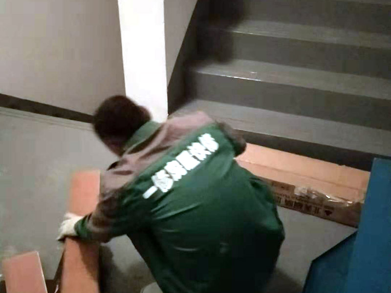地板切割預(yù)鋪：地面全部掃干凈后，鋪上一層薄薄的塑料膜，要全部鋪滿，接頭的地方要連接好，以隔開地板和地面。鋪好塑料膜后，再在上面鋪上地板專用的地膜，鋪好地膜后，地板安裝師傅將很多地板從箱子里拿出來，全部攤放在地上，挑選色差，色差大的放在床、衣柜下面，色差均勻小的鋪在明顯的地方。開始正式安裝地板，安裝師傅將地板逐個裁剪，然后按以下圖的方式安裝，地板與地板之間只要用錘子錘緊就是。