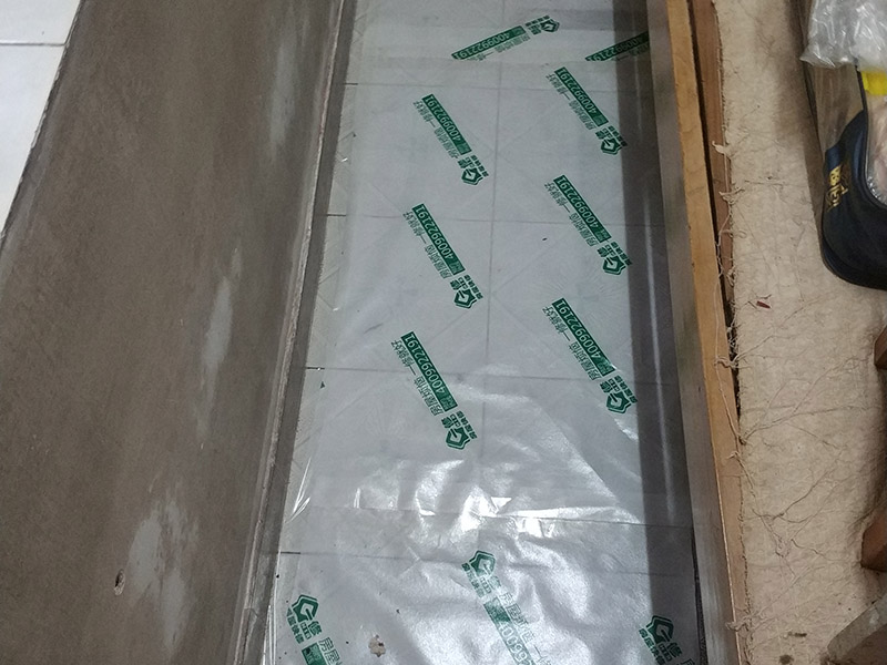 地面保護(hù)維修：房屋裝修、建筑裝修的整個(gè)過(guò)程都是非常漫長(zhǎng)的，并非一兩天就能完工的，其中涉及的環(huán)節(jié)也很多。在裝修施工的過(guò)程中，裝修工人們會(huì)不斷進(jìn)進(jìn)出出，而且還會(huì)攜帶一些水泥漿等泥土，甚至是油漆或者被堅(jiān)利物刮花，如果不采取地面保護(hù)措施，這樣對(duì)地面會(huì)造成很大的影響。 地板保護(hù)膜能夠在近年來(lái)的迅速興起，它的保護(hù)作用是不可忽視的。它是采用環(huán)保pvc和工業(yè)用針織棉制作而成，有雙重作用。pvc具備防滑、防水、防油漆甚至防火阻燃的功能，結(jié)合針織棉能夠防潮吸沙塵、對(duì)從高處掉下的東西起到一個(gè)緩沖減震的作用。 使用了裝飾地板保護(hù)膜，可以有效防止地面瓷磚，大理石，木地板被損傷刮花。