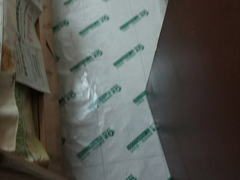 地面保護(hù)維修：房屋裝修、建筑裝修的整個(gè)過(guò)程都是非常漫長(zhǎng)的，并非一兩天就能完工的，其中涉及的環(huán)節(jié)也很多。在裝修施工的過(guò)程中，裝修工人們會(huì)不斷進(jìn)進(jìn)出出，而且還會(huì)攜帶一些水泥漿等泥土，甚至是油漆或者被堅(jiān)利物刮花，如果不采取地面保護(hù)措施，這樣對(duì)地面會(huì)造成很大的影響。 地板保護(hù)膜能夠在近年來(lái)的迅速興起，它的保護(hù)作用是不可忽視的。它是采用環(huán)保pvc和工業(yè)用針織棉制作而成，有雙重作用。pvc具備防滑、防水、防油漆甚至防火阻燃的功能，結(jié)合針織棉能夠防潮吸沙塵、對(duì)從高處掉下的東西起到一個(gè)緩沖減震的作用。 使用了裝飾地板保護(hù)膜，可以有效防止地面瓷磚，大理石，木地板被損傷刮花。