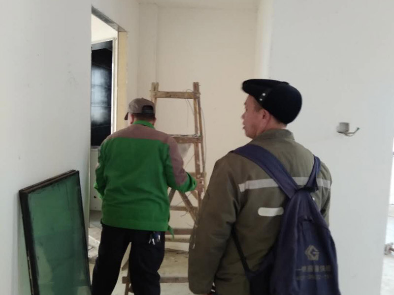 燈具線路改造：1、水電改造的第一步是水電定位，也就是根據用戶的需要定出全屋開關插座的位置和水路接口的位置，水電工要根據開關、插座、水龍頭的位置按圖把線路走向給用戶講清楚。而且要注意“水走天、電走地”原則，即水管走天棚，強、弱電盡量走地面，且強、弱電之間不能互相交叉及平行距離大于30厘米。 2、插座、開關、燈具的電氣線路設計要考慮室內空間的可變性，為可能的不同空間使用狀況做準備，減少部分使用者在使用過程中的再規劃設計的障礙。 3、水電定位之后，接下來就是打槽了。好的打槽師傅打出的槽基本是一條直線，而且槽邊基本沒有什么毛齒。注意打槽之前，務必讓水電工將所有的水電走向在墻上劃出來標明，記得對照水電圖，看是否一致。 4、水路改造時，注意周圍一定要整潔。水路改造訂合同時，最好注明水路改造用的材料。另外水路改造中要注意原房間下水管的大小，外接下水管的管子最好和原下水管匹配。冷熱水管應左熱右冷，間距一般不小于20cm，具體視龍頭冷熱管間距而定。