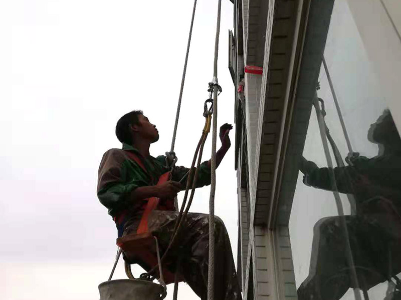 高空外墻翻新：1、清理墻面 外墻翻新前一定要做墻面基底處理，粉化嚴重的要全部鏟除，鏟除后抹上一層白水泥。對于過于光滑、刷過油漆的還要做打磨處理，把粘結不牢的表皮去掉，便于新涂料和墻體粘結。 2、涂刷底漆 墻面底漆的作用是抗堿防潮、封固基材、保護面漆，提高面漆的質感和遮蓋力。對于老房的外墻翻新，墻面一定要做底漆，如果沒有刷底漆就直接上面漆的話，時間一長墻面容易起泡、發霉，太陽照曬時間長了也容易變色。 3、大面積修補 已經上好面漆的墻面要修補會比較麻煩，容易產生色差，材料的使用時間不同，質量也難以保證，很難達到理想效果。所以墻面的修補好是整塊墻面，或是盡可能地選擇較大面積進行修補，這樣可以盡量避免產生色差，修補后的質量也更好。 4、防色差 墻面色差是修補墻面時需要盡量避免的。為此，應該注意按照油漆桶的說明配比、涂刷，好估算好用量。一次準備足夠的量，這樣能保證墻面顏色一致，也能避免用量不足重新調配出來的顏色有差異。