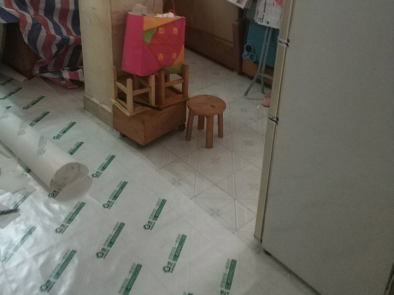 家具地面保護(hù)：房屋裝修、建筑裝修的整個(gè)過程都是非常漫長(zhǎng)的，并非一兩天就能完工的，其中涉及的環(huán)節(jié)也很多。在裝修施工的過程中，裝修工人們會(huì)不斷進(jìn)進(jìn)出出，而且還會(huì)攜帶一些水泥漿等泥土，甚至是油漆或者被堅(jiān)利物刮花，如果不采取地面保護(hù)措施，這樣對(duì)地面會(huì)造成很大的影響。 地板保護(hù)膜能夠在近年來(lái)的迅速興起，它的保護(hù)作用是不可忽視的。它是采用環(huán)保pvc和工業(yè)用針織棉制作而成，有雙重作用。pvc具備防滑、防水、防油漆甚至防火阻燃的功能，結(jié)合針織棉能夠防潮吸沙塵、對(duì)從高處掉下的東西起到一個(gè)緩沖減震的作用。 