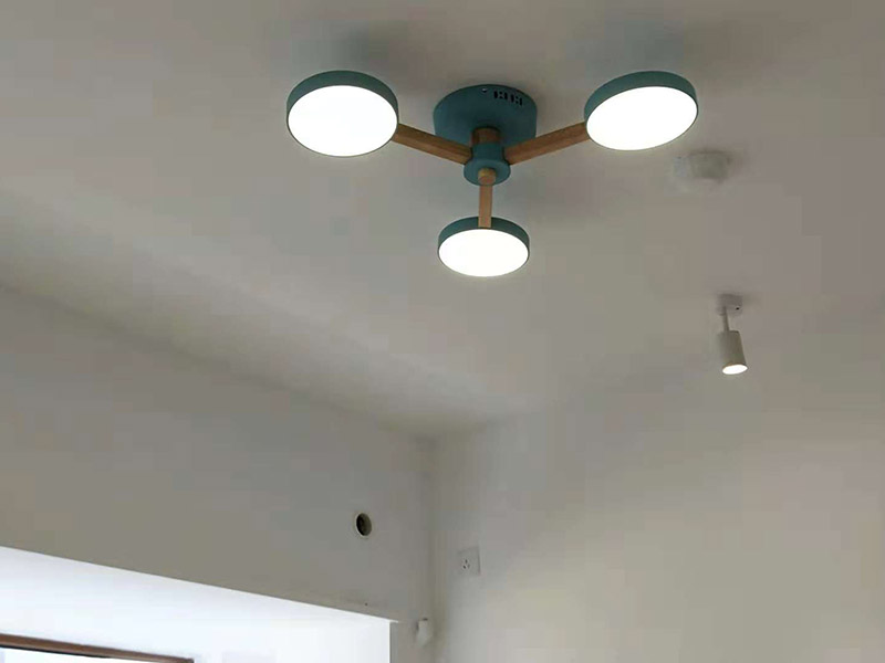 吊燈安裝：一、確定位置  吊燈位置確定之后，還要注意檢測該位置的承重力，畢竟一盞吊燈的重量還是蠻重的，尤其是客餐廳吊燈又大又重，倘若頂面承重力不夠，時間長了會有脫落的危險。所以吊燈安裝位置應是實心磚石頂面或墻面，不宜是輕質木質頂面。 步驟二、拆吊燈面罩  吊燈面罩會有旋轉式和卡扣式兩種固定方式，大家拆卸時要小心謹慎，不要弄壞吊燈了。面罩和燈管都要取下來，以免安裝的過程中碰碎燈管。 三、安裝底座  將吊燈底座對著頂面或墻面的安裝位置，找到孔位并標記出來，然后放下底座，使用與孔位規格相同的電鉆來打孔，天花板孔位一般是在6毫米，打孔完畢后就可以安裝膨脹螺栓了，這是固定吊燈底座用的，不過要注意孔的深度，要把膨脹螺絲塞入孔內，使用錘子把它敲進去，之后將底座與膨脹螺栓擰緊、固定，要與預先確定的安裝位置相同，不能有偏移的情況。 四、連接燈線   吊燈底座固定后，就可以連接燈線與電源線了，不過要注意連接的兩個線頭要接觸良好，需用黑膠布包裹好，并注意保持間距，盡量不把兩個連接頭放在一塊金屬片下，防止產生短路帶來危險。連接好燈線與電源線后就可以安裝燈管，這時可通電檢查，看看能否正常使用，如不正常要檢查線路，若一切OK，那么就要關閉電源再繼續吊燈后續安裝。