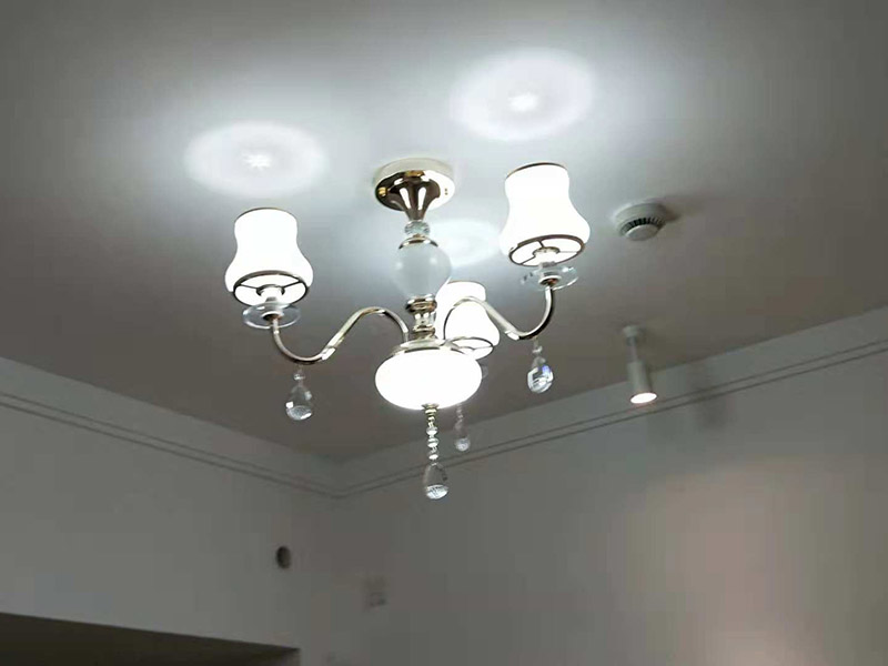 吊燈安裝：一、確定位置  吊燈位置確定之后，還要注意檢測該位置的承重力，畢竟一盞吊燈的重量還是蠻重的，尤其是客餐廳吊燈又大又重，倘若頂面承重力不夠，時間長了會有脫落的危險。所以吊燈安裝位置應是實心磚石頂面或墻面，不宜是輕質木質頂面。 步驟二、拆吊燈面罩  吊燈面罩會有旋轉式和卡扣式兩種固定方式，大家拆卸時要小心謹慎，不要弄壞吊燈了。面罩和燈管都要取下來，以免安裝的過程中碰碎燈管。 三、安裝底座  將吊燈底座對著頂面或墻面的安裝位置，找到孔位并標記出來，然后放下底座，使用與孔位規格相同的電鉆來打孔，天花板孔位一般是在6毫米，打孔完畢后就可以安裝膨脹螺栓了，這是固定吊燈底座用的，不過要注意孔的深度，要把膨脹螺絲塞入孔內，使用錘子把它敲進去，之后將底座與膨脹螺栓擰緊、固定，要與預先確定的安裝位置相同，不能有偏移的情況。 四、連接燈線   吊燈底座固定后，就可以連接燈線與電源線了，不過要注意連接的兩個線頭要接觸良好，需用黑膠布包裹好，并注意保持間距，盡量不把兩個連接頭放在一塊金屬片下，防止產生短路帶來危險。連接好燈線與電源線后就可以安裝燈管，這時可通電檢查，看看能否正常使用，如不正常要檢查線路，若一切OK，那么就要關閉電源再繼續吊燈后續安裝。