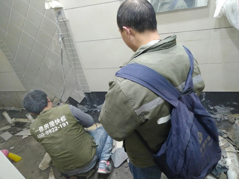廁所下半部分拆除：首先,指揮一般裝修衛生間墻磚拆遷,電線和燈具,避免后期對電器造成傷害,電路漏電,觸電,再用廁所外的插座安裝輔助用品最近,切忌使用衛生間插座。廁所呈現第二,然后衛生間的衛浴裝修拆除。在浴室墻磚之前它將水槽,馬桶,淋浴頭。浴缸、鉤子、內閣和供應,掃清道路。三,先拆除天花板,如果刪除第一個衛生間墻面,可以導致天花板突然下降,導致健康工人的健康風險。終于開始衛生間墻壁拆遷,從下到上拆除。