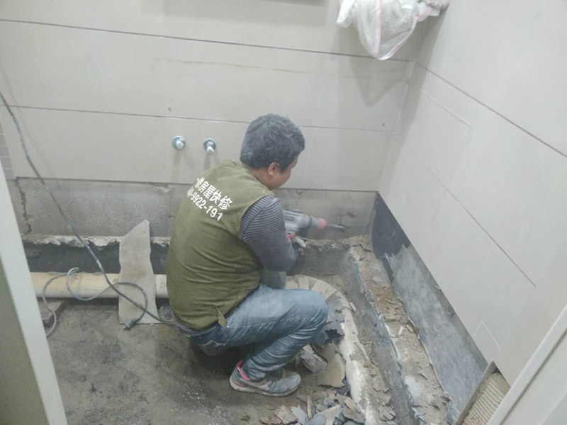 廁所下半部分拆除：首先,指揮一般裝修衛生間墻磚拆遷,電線和燈具,避免后期對電器造成傷害,電路漏電,觸電,再用廁所外的插座安裝輔助用品最近,切忌使用衛生間插座。廁所呈現第二,然后衛生間的衛浴裝修拆除。在浴室墻磚之前它將水槽,馬桶,淋浴頭。浴缸、鉤子、內閣和供應,掃清道路。三,先拆除天花板,如果刪除第一個衛生間墻面,可以導致天花板突然下降,導致健康工人的健康風險。終于開始衛生間墻壁拆遷,從下到上拆除。
