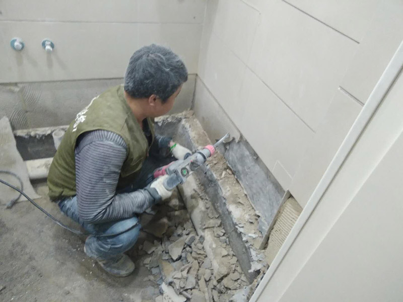廁所下半部分拆除：首先,指揮一般裝修衛生間墻磚拆遷,電線和燈具,避免后期對電器造成傷害,電路漏電,觸電,再用廁所外的插座安裝輔助用品最近,切忌使用衛生間插座。廁所呈現第二,然后衛生間的衛浴裝修拆除。在浴室墻磚之前它將水槽,馬桶,淋浴頭。浴缸、鉤子、內閣和供應,掃清道路。三,先拆除天花板,如果刪除第一個衛生間墻面,可以導致天花板突然下降,導致健康工人的健康風險。終于開始衛生間墻壁拆遷,從下到上拆除。