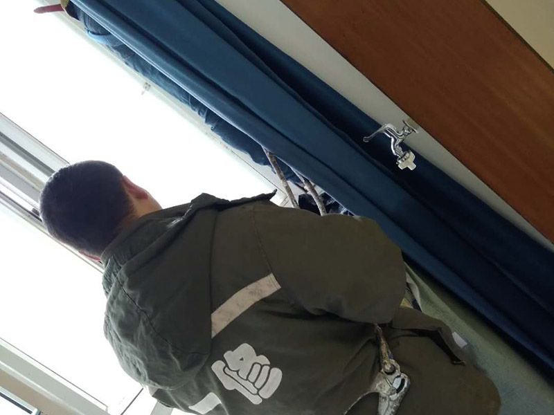 窗戶打膠維修：1、窗框與墻體固定時，先固定上框，后固定邊框，采用塑料膨脹螺栓固定。各樓層窗框安裝時均應(yīng)橫向、豎向拉通線，各層水平一致，上下順直。框與洞口之間的伸縮縫內(nèi)腔均采用閉孔泡沫塑料，發(fā)泡劑等彈性材料填塞，表面用密封膠密封。 2、．門窗安裝必須牢固，預(yù)埋件的數(shù)量、位置、埋設(shè)連接方法必須符合設(shè)計要求，用于固定每根增強型鋼的緊固件不得小于3個，其間距應(yīng)不大于300mm，距型鋼端頭應(yīng)不大于100mm；增強型鋼、緊固件及五金件除不銹鋼外，其表面均應(yīng)經(jīng)耐腐蝕鍍膜處理。 3、混凝土洞口應(yīng)采用射釘或塑料膨脹螺栓固定；磚墻洞口應(yīng)采用塑料膨脹螺栓固定，并不得固定在磚縫處；設(shè)有預(yù)埋鐵件的洞應(yīng)采用焊接的方法固定，或先在預(yù)埋件上按緊固件規(guī)格打基孔，然后用緊固件固定。