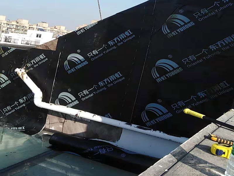 屋頂鋪設防水卷材：清理基層——涂刷基層處理劑——鋪貼卷材附加層(細部處理)——熱熔鋪貼大面防水卷材——熱熔封邊——蓄水試驗——保護層施工——質量驗收。 1) 在鋪設前基材處理劑需均勻涂刷需要鋪設的所有屋面； 2) 將準備好的改性瀝青防水卷材鋪設在屋頂的表面，具體的尺寸根據實際的應用要求； 3) 防水膜安裝應采用氣缸式丙烷烤燈，剪裁應使用專業的切割工具。 4) 一切準備完成后將卷材放置在正確的位置，然后將其重新卷好，注意不要改變鋪設方向。 5) 點燃烤燈后對防水卷材與屋面的交接處進行高溫處理，邊加熱邊滾動卷材，使用滾輪對卷材進行碾壓，確保防水卷材與屋面完全粘合。 6) 重復操作直到卷材的整個長度牢固地粘合到表面上，鋪設完成后使用烤燈及剪裁工具對防水卷材進行熱熔封邊，確保沒有開縫的地方。 7) 最后將使用烤燈卷材末端固定在側墻上，要確保防水卷材不會受到任何損壞，同時也可以借助其他零件對卷材末端進行加固。 8) 暴露在地面以外的卷材區域應用適當的防水板進行保護。 9) 施工完成后須經過24小時才能進行檢測。