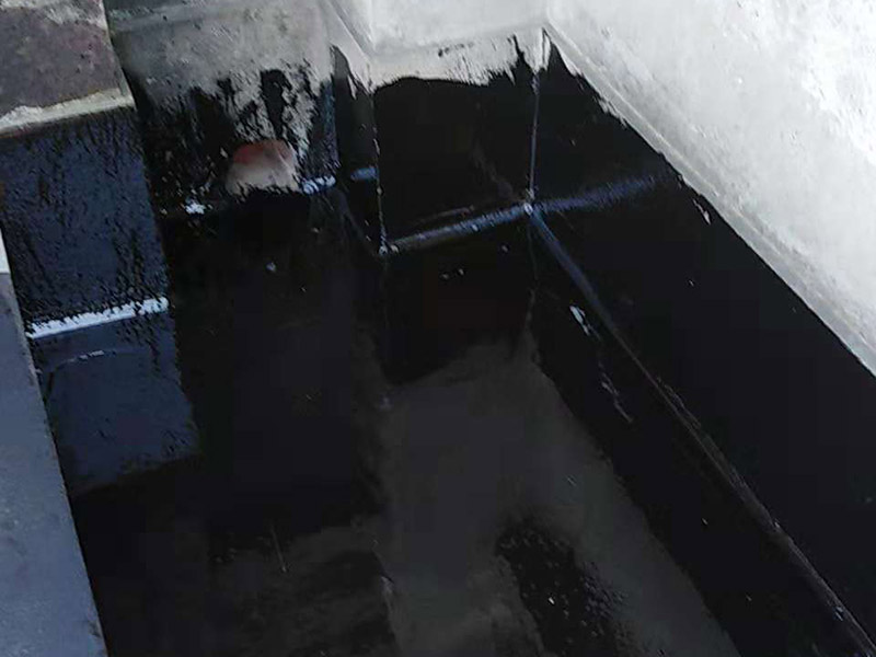 屋頂鋪設防水卷材：清理基層——涂刷基層處理劑——鋪貼卷材附加層(細部處理)——熱熔鋪貼大面防水卷材——熱熔封邊——蓄水試驗——保護層施工——質量驗收。 1) 在鋪設前基材處理劑需均勻涂刷需要鋪設的所有屋面； 2) 將準備好的改性瀝青防水卷材鋪設在屋頂的表面，具體的尺寸根據實際的應用要求； 3) 防水膜安裝應采用氣缸式丙烷烤燈，剪裁應使用專業的切割工具。 4) 一切準備完成后將卷材放置在正確的位置，然后將其重新卷好，注意不要改變鋪設方向。 5) 點燃烤燈后對防水卷材與屋面的交接處進行高溫處理，邊加熱邊滾動卷材，使用滾輪對卷材進行碾壓，確保防水卷材與屋面完全粘合。 6) 重復操作直到卷材的整個長度牢固地粘合到表面上，鋪設完成后使用烤燈及剪裁工具對防水卷材進行熱熔封邊，確保沒有開縫的地方。 7) 最后將使用烤燈卷材末端固定在側墻上，要確保防水卷材不會受到任何損壞，同時也可以借助其他零件對卷材末端進行加固。 8) 暴露在地面以外的卷材區域應用適當的防水板進行保護。 9) 施工完成后須經過24小時才能進行檢測。