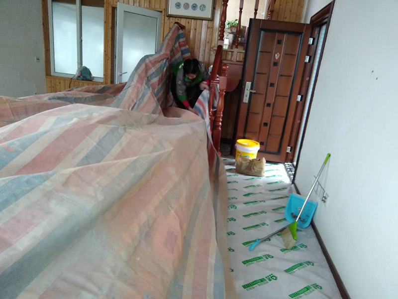 刷漆成品保護(hù)：在進(jìn)行墻面漆涂刷之前，需要先對(duì)施工區(qū)域進(jìn)行清理，如果家具、電器等物件最好搬移到別的地方。如果搬移不了的話，需要進(jìn)行成品保護(hù)，因?yàn)樵谑┕み^程中，難免會(huì)出現(xiàn)油漆掉落現(xiàn)象，這樣很容易造成污染，影響使用的美觀性。還需要進(jìn)行墻面的全面檢查，看看基層是否牢固平整。如果是舊墻出現(xiàn)漆膜脫落、開裂，需要先進(jìn)行鏟墻皮或者使用石膏來進(jìn)行裂縫的修補(bǔ)處理。做到墻面無灰塵、雜物，平整，再使用界面劑進(jìn)行墻面的涂刷，施工應(yīng)細(xì)致均勻。