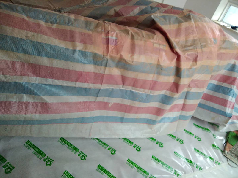 刷漆成品保護(hù)：在進(jìn)行墻面漆涂刷之前，需要先對(duì)施工區(qū)域進(jìn)行清理，如果家具、電器等物件最好搬移到別的地方。如果搬移不了的話，需要進(jìn)行成品保護(hù)，因?yàn)樵谑┕み^程中，難免會(huì)出現(xiàn)油漆掉落現(xiàn)象，這樣很容易造成污染，影響使用的美觀性。還需要進(jìn)行墻面的全面檢查，看看基層是否牢固平整。如果是舊墻出現(xiàn)漆膜脫落、開裂，需要先進(jìn)行鏟墻皮或者使用石膏來進(jìn)行裂縫的修補(bǔ)處理。做到墻面無灰塵、雜物，平整，再使用界面劑進(jìn)行墻面的涂刷，施工應(yīng)細(xì)致均勻。