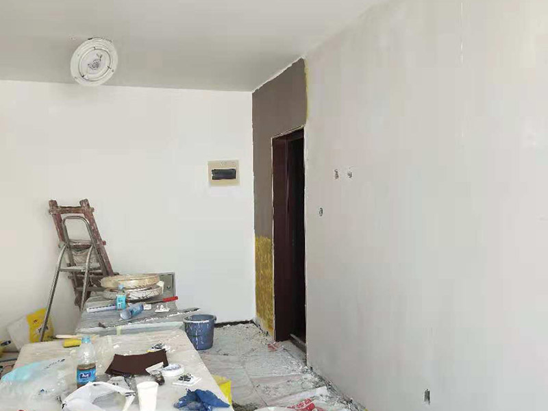 客廳墻面改造：在施工之前，首先要對墻面進行清理，確保基層的平整光滑。將基層表面進行完全清除，做到墻面無灰塵，再進行界面劑的施工，涂刷厚度應均勻，這樣做的目的是將基層完全密閉住，同時增加著附力。然后對墻面進行找平處理，可以通過專門檢測工具來進行平整度的確定，如果存在不平的地方，應使用石膏來進行補平。然后在進行刮膩子的施工步驟，一般刮完兩遍即可，如果不太平整的區域需要多刮幾次，每次膩子施工，應進行充分的間隔。當膩子刮好后，接著就需要進行油漆的施工，最先上底漆，目的主要是提高墻面的防水防潮性，還增加面漆的粘結效果。等墻面完全干透后，還需進行打磨的處理，使用細砂紙將墻面一一打磨，這樣會讓墻面看起來更平滑。在施工中，可以用手觸摸，感受下墻面的光滑感。