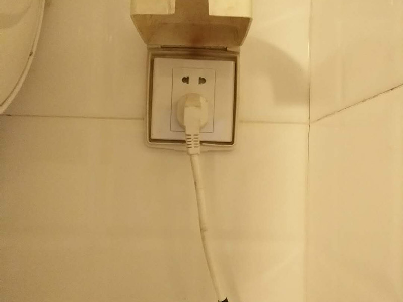 浴室插座熱水器維修：首先，我們要先看看漏電保護器上的指示燈是否亮著，這是電熱水器維修中的第一步。如果家里的電熱水器沒有安裝漏電保護開關，就要注意查看熱水器機殼上的指示燈，如果燈沒亮，可能就是電源的電壓沒有輸出，或者是漏電保護器壞了。如果燈是亮著的，可以用螺絲釘打開熱水器的蓋子，檢查內部結構是否出現故障。熱水器作為用電功率比較大的電器，有時候連接電線會比較容易老化或者是戎毀，當確定上面的維修步驟中都沒發現任何問題時，就要注意檢查是不是連接線端子和接頭有沒有被燒毀，發現之后要立即更換新的連接線，確保電熱水器正常工作。