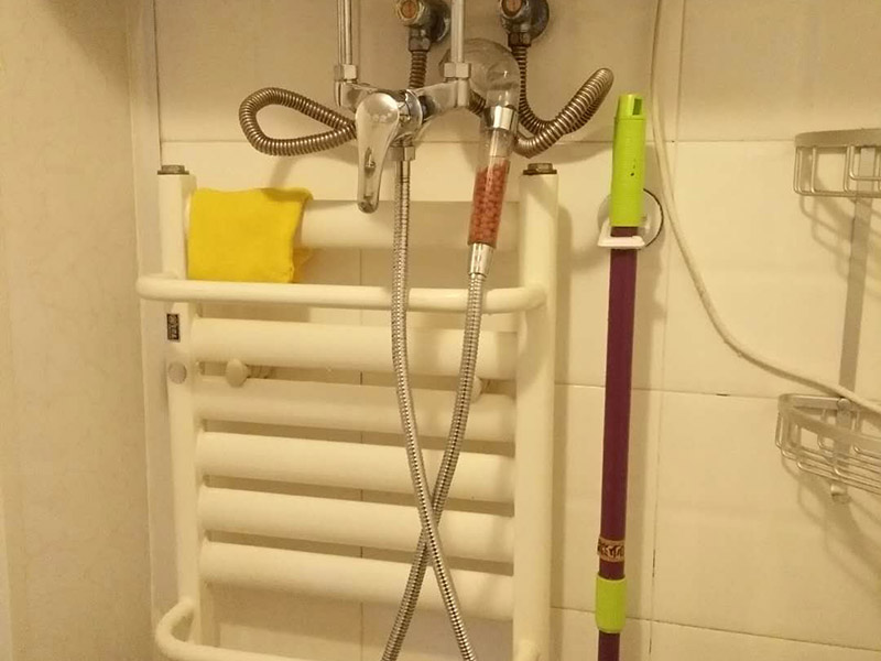 浴室插座熱水器維修：首先，我們要先看看漏電保護器上的指示燈是否亮著，這是電熱水器維修中的第一步。如果家里的電熱水器沒有安裝漏電保護開關，就要注意查看熱水器機殼上的指示燈，如果燈沒亮，可能就是電源的電壓沒有輸出，或者是漏電保護器壞了。如果燈是亮著的，可以用螺絲釘打開熱水器的蓋子，檢查內部結構是否出現故障。熱水器作為用電功率比較大的電器，有時候連接電線會比較容易老化或者是戎毀，當確定上面的維修步驟中都沒發現任何問題時，就要注意檢查是不是連接線端子和接頭有沒有被燒毀，發現之后要立即更換新的連接線，確保電熱水器正常工作。