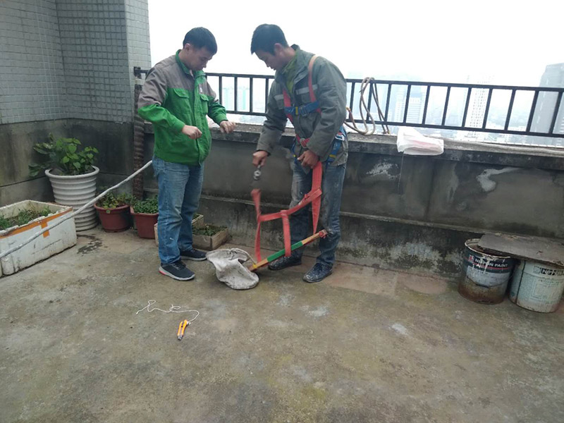 窗戶打膠高空作業： 1、從事高處作業的人員必須持證上崗，并認真遵守安全施工規定，衣著要靈活，禁止穿硬底和帶釘易滑的鞋。 2、從事高處作業人員應每年進行一次體檢，患有心臟病、高血壓、精神病、癲癇病者不準從事高空作業。 3、高處作業要設防護欄桿，支持安全網和安裝防護門，操作人員要系安全帶。 4、高處作業物料要堆放平穩，不可放置在臨邊和洞口附進、凡有墜落可能的，要及時撤出或固定以防跌落傷人。 5、發現安全設施有缺陷或隱患，應及時報告處理，對危及人身安全的，必須停止施工，消險后再進行高處作業。 6、任何人不允許移動和擅自拆除安全標志，確實因工作需要須經工長批準后移動和拆除，之后重新安裝好。 7、冬季施工要采取可靠的防滑、防寒、防凍、防是毒、防火安全措施。 8、高呼上作業安全設施要經常檢查，處于良好狀態。 梯子不得缺檔，不得墊高使用，橫檔間距以30mm為宜，使用時上端要扎牢，下端采取防滑措施，禁止二人同在梯上作業，如接長使用，應綁扎牢固。在通道處使用梯子，應有人監護或設置圍欄。 9、在進行高處作業時，應結合工程特點，相應地制定各種安全防護技術措施。 10、每個工程項目在編制施工組織設計和施工方案時，要列入該項目所涉及到高處作業的各項安全技術措施，并盡量采取地面作業，減少各種高處作業。等等