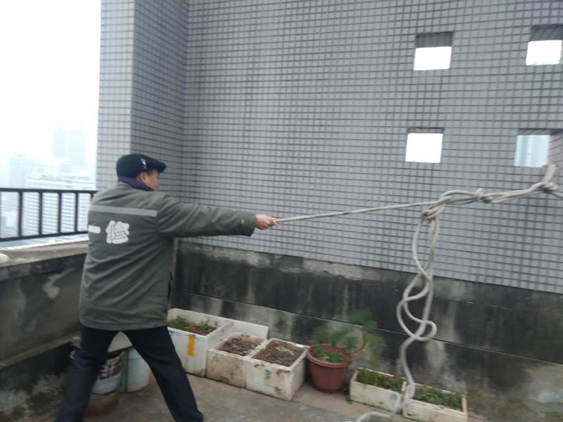 窗戶打膠高空作業： 1、從事高處作業的人員必須持證上崗，并認真遵守安全施工規定，衣著要靈活，禁止穿硬底和帶釘易滑的鞋。 2、從事高處作業人員應每年進行一次體檢，患有心臟病、高血壓、精神病、癲癇病者不準從事高空作業。 3、高處作業要設防護欄桿，支持安全網和安裝防護門，操作人員要系安全帶。 4、高處作業物料要堆放平穩，不可放置在臨邊和洞口附進、凡有墜落可能的，要及時撤出或固定以防跌落傷人。 5、發現安全設施有缺陷或隱患，應及時報告處理，對危及人身安全的，必須停止施工，消險后再進行高處作業。 6、任何人不允許移動和擅自拆除安全標志，確實因工作需要須經工長批準后移動和拆除，之后重新安裝好。 7、冬季施工要采取可靠的防滑、防寒、防凍、防是毒、防火安全措施。 8、高呼上作業安全設施要經常檢查，處于良好狀態。 梯子不得缺檔，不得墊高使用，橫檔間距以30mm為宜，使用時上端要扎牢，下端采取防滑措施，禁止二人同在梯上作業，如接長使用，應綁扎牢固。在通道處使用梯子，應有人監護或設置圍欄。 9、在進行高處作業時，應結合工程特點，相應地制定各種安全防護技術措施。 10、每個工程項目在編制施工組織設計和施工方案時，要列入該項目所涉及到高處作業的各項安全技術措施，并盡量采取地面作業，減少各種高處作業。等等