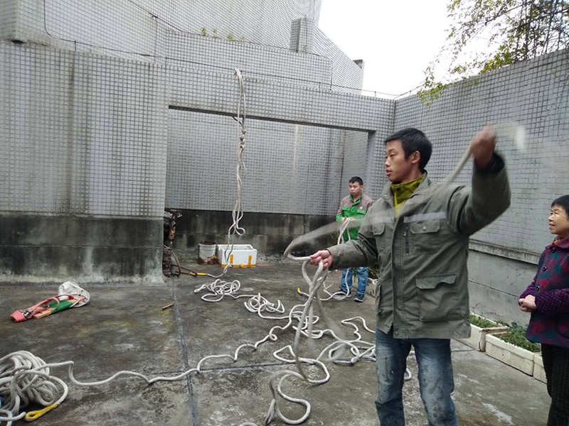 窗戶打膠高空作業： 1、從事高處作業的人員必須持證上崗，并認真遵守安全施工規定，衣著要靈活，禁止穿硬底和帶釘易滑的鞋。 2、從事高處作業人員應每年進行一次體檢，患有心臟病、高血壓、精神病、癲癇病者不準從事高空作業。 3、高處作業要設防護欄桿，支持安全網和安裝防護門，操作人員要系安全帶。 4、高處作業物料要堆放平穩，不可放置在臨邊和洞口附進、凡有墜落可能的，要及時撤出或固定以防跌落傷人。 5、發現安全設施有缺陷或隱患，應及時報告處理，對危及人身安全的，必須停止施工，消險后再進行高處作業。 6、任何人不允許移動和擅自拆除安全標志，確實因工作需要須經工長批準后移動和拆除，之后重新安裝好。 7、冬季施工要采取可靠的防滑、防寒、防凍、防是毒、防火安全措施。 8、高呼上作業安全設施要經常檢查，處于良好狀態。 梯子不得缺檔，不得墊高使用，橫檔間距以30mm為宜，使用時上端要扎牢，下端采取防滑措施，禁止二人同在梯上作業，如接長使用，應綁扎牢固。在通道處使用梯子，應有人監護或設置圍欄。 9、在進行高處作業時，應結合工程特點，相應地制定各種安全防護技術措施。 10、每個工程項目在編制施工組織設計和施工方案時，要列入該項目所涉及到高處作業的各項安全技術措施，并盡量采取地面作業，減少各種高處作業。等等