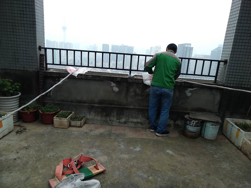 窗戶打膠高空作業： 1、從事高處作業的人員必須持證上崗，并認真遵守安全施工規定，衣著要靈活，禁止穿硬底和帶釘易滑的鞋。 2、從事高處作業人員應每年進行一次體檢，患有心臟病、高血壓、精神病、癲癇病者不準從事高空作業。 3、高處作業要設防護欄桿，支持安全網和安裝防護門，操作人員要系安全帶。 4、高處作業物料要堆放平穩，不可放置在臨邊和洞口附進、凡有墜落可能的，要及時撤出或固定以防跌落傷人。 5、發現安全設施有缺陷或隱患，應及時報告處理，對危及人身安全的，必須停止施工，消險后再進行高處作業。 6、任何人不允許移動和擅自拆除安全標志，確實因工作需要須經工長批準后移動和拆除，之后重新安裝好。 7、冬季施工要采取可靠的防滑、防寒、防凍、防是毒、防火安全措施。 8、高呼上作業安全設施要經常檢查，處于良好狀態。 梯子不得缺檔，不得墊高使用，橫檔間距以30mm為宜，使用時上端要扎牢，下端采取防滑措施，禁止二人同在梯上作業，如接長使用，應綁扎牢固。在通道處使用梯子，應有人監護或設置圍欄。 9、在進行高處作業時，應結合工程特點，相應地制定各種安全防護技術措施。 10、每個工程項目在編制施工組織設計和施工方案時，要列入該項目所涉及到高處作業的各項安全技術措施，并盡量采取地面作業，減少各種高處作業。等等