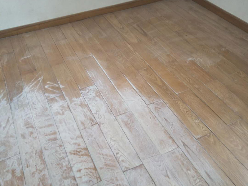 木地板打磨：地板翻新第一步，使用大型地板翻新機(jī)械數(shù)次打磨除去漆層、表層1-2毫米。注意用40目、80目和120目不同粗細(xì)的砂紙逐次打磨三次，目數(shù)越大，砂紙顆粒越小，打磨留下的劃痕越不明顯，確保打磨后的表面細(xì)膩光滑。地板打磨完后需再刮膩?zhàn)诱移降匕?，使用與地板漆配套的專(zhuān)用透明底漆膩?zhàn)樱卧诖蚰ズ玫牡匕迳洗?。刮膩?zhàn)又笤賹?duì)地板進(jìn)行刷底漆或調(diào)色處理。由于實(shí)木表層的紋理都是天然的，無(wú)法改變花色，只能調(diào)節(jié)地板顏色的深淺。底漆干了之后再刷面漆，再次干燥之后再用水砂紙仔細(xì)研磨，將地板面層磨至略感粗糙，除去粉屑，刷第二層面漆。最后上蠟拋光養(yǎng)護(hù)