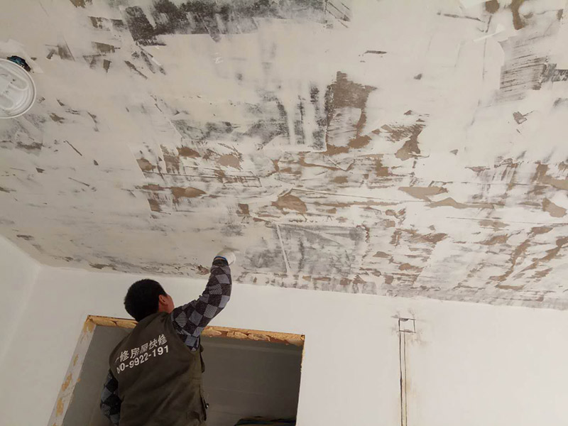 全屋整體改造：1，在新管道和舊管道對接前，必須檢查舊管是否暢通，如果管道不暢的話必須在對接前清理干凈，避免日后麻煩。 2，廚房衛(wèi)生間墻磚的拆除，表面找平工作非常重要。廚房衛(wèi)生間墻壁找平工作是很容易被忽略的重要環(huán)節(jié)。 3，墻面施工是要注意的一點。舊墻面在裝修前必須先做好墻面基層的處理，盡量鏟除原始墻面，再刷乳膠漆，以保證新墻的墻面牢固。 4，老房子原有水路管線布置不合理或腐蝕較多，裝修人員應(yīng)徹底檢查水路。如果原管道為市場上已經(jīng)淘汰鍍鋅管，則必須換成銅管、鋁塑復(fù)合管或PP-R管代替施工。 5，砸墻地磚時，避免雜物碎片堵塞下水道；只有表層厚度為4毫米的實木地板、實木復(fù)合地板和竹地板才能翻新。