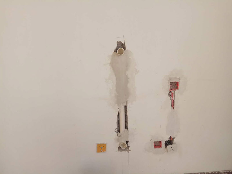 全屋整體改造：1，在新管道和舊管道對接前，必須檢查舊管是否暢通，如果管道不暢的話必須在對接前清理干凈，避免日后麻煩。 2，廚房衛(wèi)生間墻磚的拆除，表面找平工作非常重要。廚房衛(wèi)生間墻壁找平工作是很容易被忽略的重要環(huán)節(jié)。 3，墻面施工是要注意的一點。舊墻面在裝修前必須先做好墻面基層的處理，盡量鏟除原始墻面，再刷乳膠漆，以保證新墻的墻面牢固。 4，老房子原有水路管線布置不合理或腐蝕較多，裝修人員應(yīng)徹底檢查水路。如果原管道為市場上已經(jīng)淘汰鍍鋅管，則必須換成銅管、鋁塑復(fù)合管或PP-R管代替施工。 5，砸墻地磚時，避免雜物碎片堵塞下水道；只有表層厚度為4毫米的實木地板、實木復(fù)合地板和竹地板才能翻新。