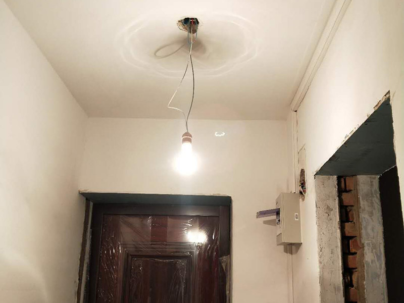水電板材安裝：第一、房屋水電設計 首先要根據裝設計圖紙對房屋進行部分的水電設計，如對某些墻體的砸除，對某些部位的修改。 第二、管道開槽 管道開槽包括兩部分，一是水管管道開槽，二是電信線路開槽。業主最好能在施工時親自來看其施工質量，一般開槽前必須彈好水平與垂直線，按照線進行施工，在施工時一定要看是否按照水電圖開槽的，如有改動，一定要注明。 第三、水管道安裝 水管用材一般是PPR管、鋁塑管，其中尤以PPR管居多，在這一塊，主要是注意水龍頭的放置，這一塊戶主一定要親自去督促和觀察，這樣才能保證滿足功能實用性。 第四、電線布線 現在市面上比較常見的電線有2.5—6平米以上銅芯線，在這里特別要注意的是， 要將強電與弱電，開關、空調插座與電器插座分開走線，且注意開關插座底合安裝時必須水平垂直，這樣使后面的面板安裝會更平整。這里特別要注意廚房的開關插座，因為廚房的功能性比較強，需根據使用功能來布置安裝。 第五、水管檢查 施工完畢后，水管檢查是必不可少的，這樣可以排除水路安全隱患問題。 通常使用的檢驗方式是試壓，就是先用賭頭將所有口賭死。用壓力表試水。打壓之后檢查所有管道所有接頭。 第六、防水 管道防水問題一定要注意，在管道安裝完成之后，可用水泥沙子混合封好所有潮濕區域的線槽，必要的要做半墻和滿墻。