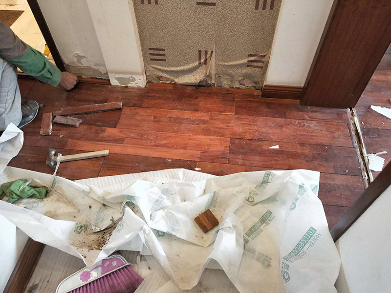 木地板安裝：直接粘貼法是最簡單木地板安裝方法，只需直接將木地板粘貼在地面。在施工時，要求地面保持干燥、平整。同時為了避免后續因為熱脹冷縮或者其他原因出現拱起的現象，最好是選擇長度在30CM以下的實木或者軟木地板進行鋪設。 另一種懸浮式鋪設發起源于歐洲，這種地板在鋪設時不直接固定在地面，而是在地面上先鋪設地墊，然后在地墊上，上鎖扣，最后用卡槽拼接的方式固定在一起。牢固性極強。