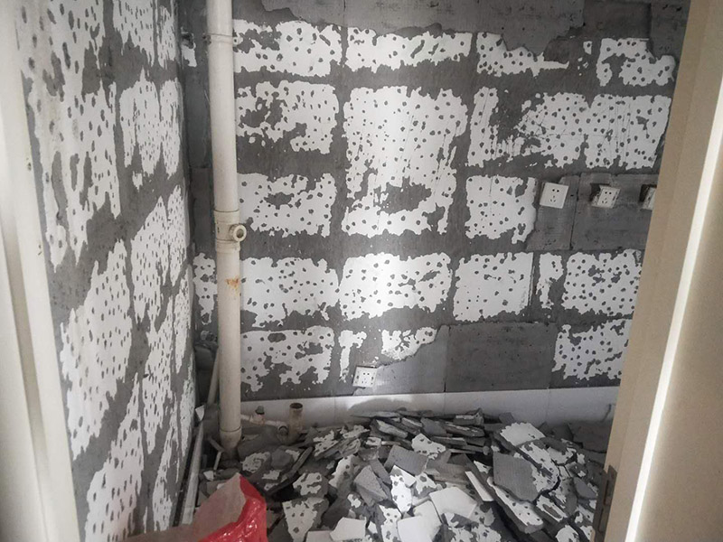 墻面拆改維修：（1）通常要鏟除舊房子的原漆面，先用水噴濕其表層，再用電刨機或泥刀鏟除其表層漆面； （2）對失修已久的舊墻面，表面已有嚴重漆面脫落，批燙層呈粉沙化的，應鏟除漆層和整個批燙，直至見到水泥批燙或磚層； （3）而后用熟膠粉和雙飛粉調拌打底批平，接著便是涂飾乳膠漆了，面層要涂兩遍至三遍，其時間間隔以24小時為佳。 通常是對二手房墻壁面層進行處理，然后用膩子找平，打磨平整光滑，再刷乳膠漆。