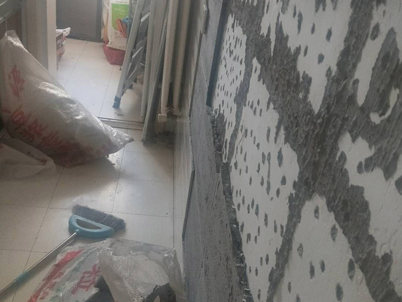 墻面拆改維修：（1）通常要鏟除舊房子的原漆面，先用水噴濕其表層，再用電刨機或泥刀鏟除其表層漆面； （2）對失修已久的舊墻面，表面已有嚴重漆面脫落，批燙層呈粉沙化的，應鏟除漆層和整個批燙，直至見到水泥批燙或磚層； （3）而后用熟膠粉和雙飛粉調拌打底批平，接著便是涂飾乳膠漆了，面層要涂兩遍至三遍，其時間間隔以24小時為佳。 通常是對二手房墻壁面層進行處理，然后用膩子找平，打磨平整光滑，再刷乳膠漆。