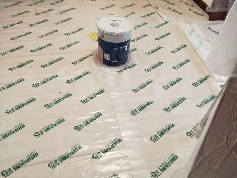 墻面刷漆地面保護：在進行家居裝修時，地面鋪設的工程基本是都是最先完成的，所以，地面保護一定要做好。施工時灰塵是避免不了的，所以一定鋪設防塵布，不僅可以防止灰塵還可以適當的抵御水的滲入。此外為了防止有重物砸到地面，還需要鋪設一層紙板，可以用專門保護地板的灰紙板，如果不想那么麻煩的話，可以用紙箱像買瓷磚或者買家電的紙箱都可以，實在沒有淘寶上也有賣的。