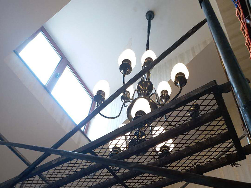 大吊燈安裝：將燈具各部分連接成一個整體，燈具螺紋的長度應適當，對于多余的螺紋頭應鍍錫，注意火線與零線的區別，并將線拉直，燈頭電源線應足夠，然后將剩余的電線切斷，取出線頭，用螺絲將燈頭安裝在接線盒上。安裝完成后，打開電源，檢測是否通電。