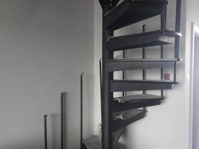 旋轉樓梯安裝：確定中柱安裝位置：將中柱的位置、上掛的銜接位置都確定好，還要測出中柱與兩邊墻面的距離，最后對照一下圖紙，看是不是吻合；套龍骨：將螺旋梯的托盤整理好放在地方，根據圖紙上標明的尺寸，將一節節的龍骨安裝到相應的位置上，然后用頂絲固定；調整托盤方位：將托盤的方位按照圖紙的規定調整好，要確保托盤的協調和均衡；固定托盤頂絲：將托盤頂絲擰緊，讓托盤不再晃動為止。
