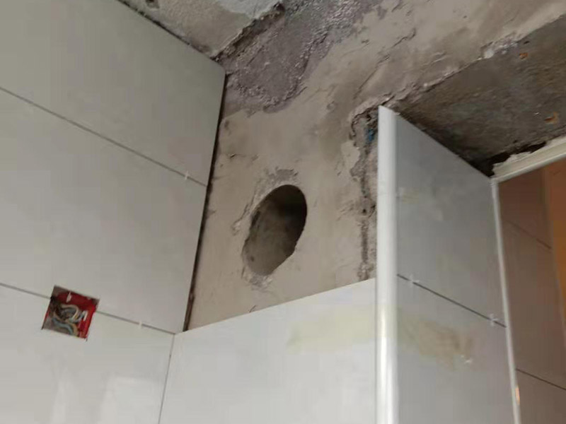 廚房墻地磚鋪貼：將墻面用水泥漿刷一遍，同時壓實抹平，如果墻面有不平整的地方，需要用水泥砂漿修補平整。然后根據設計要求在墻面刷一遍防水涂料，按照設計要求結合實際和選擇的墻磚規格進行排磚、彈線。正式粘貼前用壞了的瓷磚加粘貼劑粘貼在墻或柱上，來控制粘貼瓷磚表面平整度。