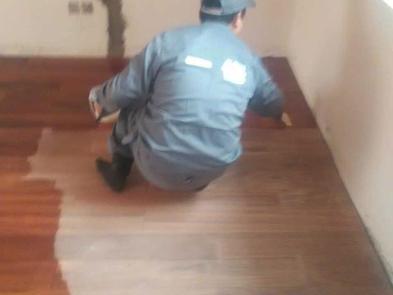 地板打磨翻新：1，首先是用打磨設備打磨地板，對室內的地板進行幾次打磨，先快速打磨一遍，然后再慢慢地打磨，讓塵蒙多日的地板逐漸顯現出它昔日的光澤。 2，是對地板進行修補，在比較大的縫隙里用水性膩子補上，選用的顏色當然是和地板相似的。3，上漆，把地板打磨后，填平縫隙，就開始刷一遍底漆。等待底漆干透后，上第二遍面漆，等面漆干透后，就可以刷第二遍面漆。 4，上蠟，整個過程需要10天左右的時間吧，到時候你家的地板就會煥然一新了。